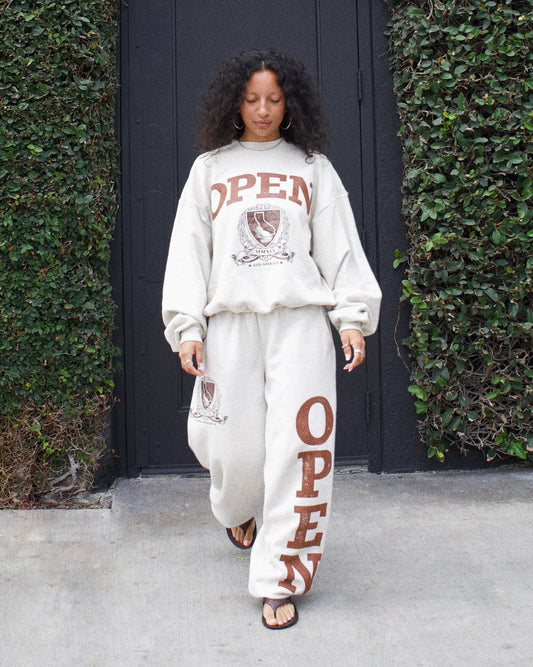 COLLEGIATE SCRUNCH SWEATPANT [WIDE-LEG]